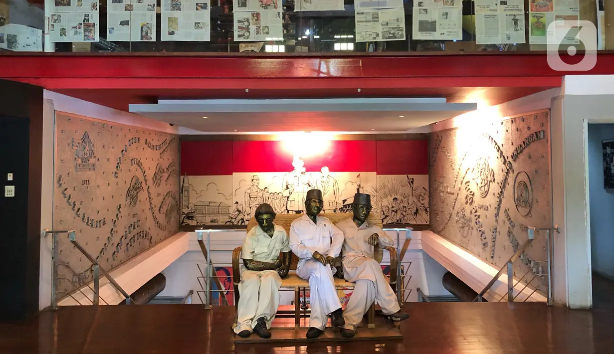 Sejumlah patung pahlawan nasional di Galeri Foto Jurnalistik Antara (GFJA), Jalan Antara, Pasar Baru, Jakarta Pusat, Senin (9/3/2020). Gedung bersejarah yang menjadi pemancar kemerdekaan Indonesia pada 17 Agustus 1945 tersebut menjadi polemik di bawah manajemen baru. (Liputan6.com/Immanuel Antonius)