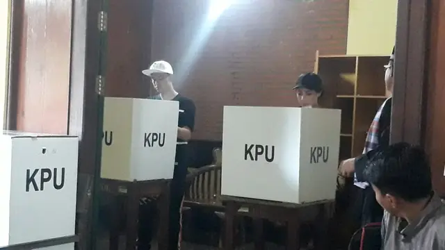 Raffi Ahmad di bilik suara (Liputan6.com/ Zulfa Ayu Sundari)