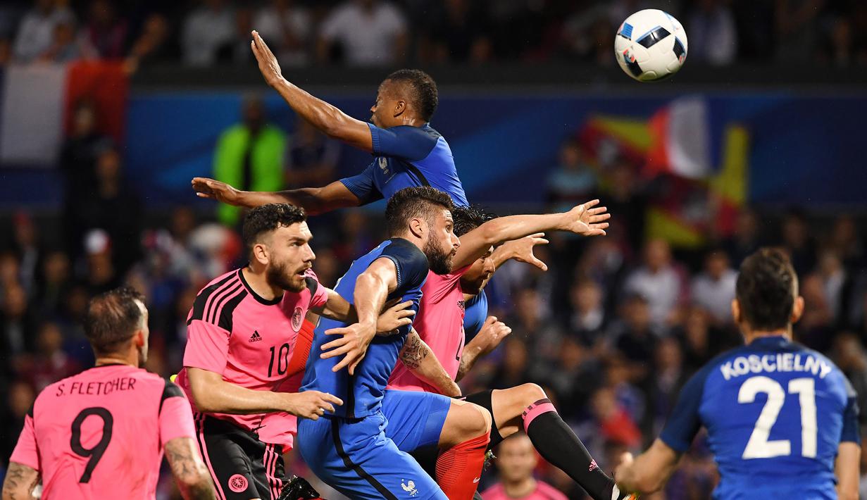Olivier Giroud (tengah) berebut bola dengan para pemain Skotlandia pada laga persahabatan di Stadion St Symphorien, Longeville-les-Metz, Prancis, (4/6/2016), Prancis menang 3-0.  (AFP/Franck Fife)