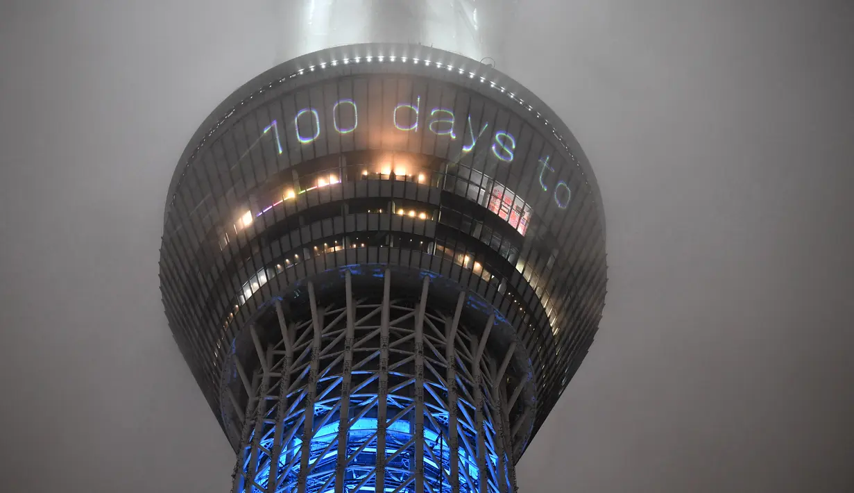 Gambar hitungan mundur menunjukkan angka 100 hari jelang pembukaan Olimpiade Tokyo 2020 ditampilkan di Tokyo Skytree yang menyala di Tokyo, Jepang, pada 14 April 2021. (Kazuhiro NOGI / AFP)