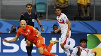 Robben terjungkal ditekel Kosta Rika ( REUTERS/Paul Hanna)