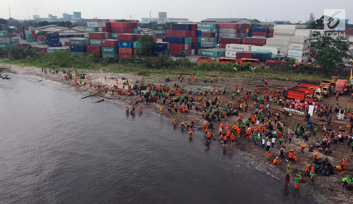 Petugas melakukan gerebek sampah di Pesisir Teluk Jakarta, Cilincing, Jakarta Utara, Minggu (15/4). Sebanyak 12 unit truk sampah, dua alat berat dan ribuan kantong sampah plastik dikerahkan dalam kegiatan ini. (Liputan6.com/Arya Manggala)