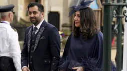 Perdana Menteri Skotlandia Humza Yousaf dan istrinya Nadia El-Nakla tiba di Westminster Abbey menjelang penobatan Raja Charles III dan Permaisuri Camilla di London, Sabtu, 6 Mei 2023. (Andrew Milligan/Pool via AP)