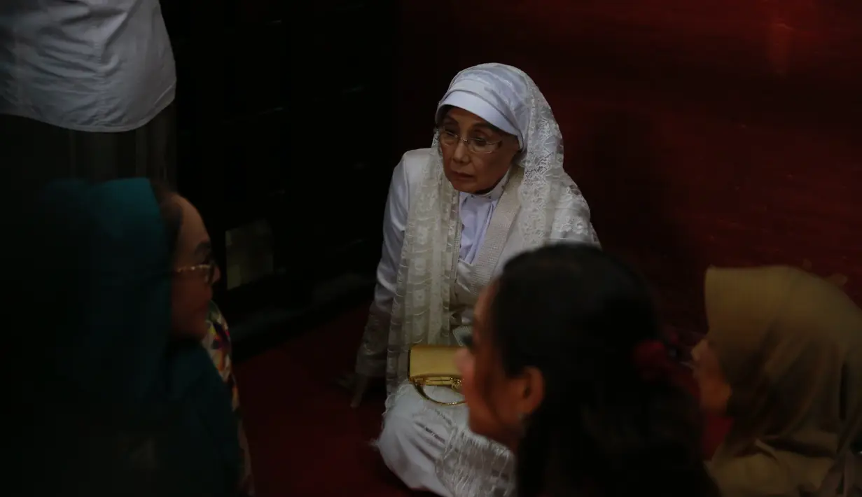 Setelah akad nikah berlangsung, keduanya pun menggelar jumpa pers sekitar pukul 11.00 WIB bersama dengan Gusti Sultan Sepuh XIV dan Raden Ayu Syarifah Isye Natadiningrat. (Adrian Putra/Bintang.com)