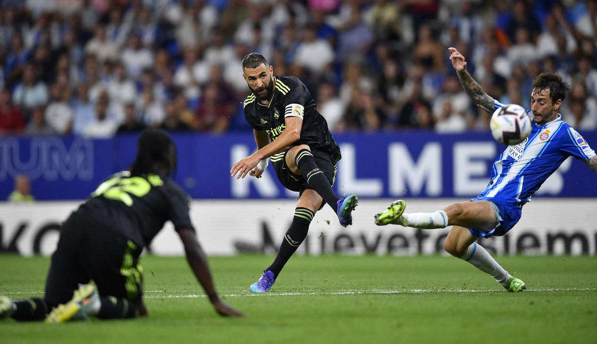 Hingga, celah itu datang dan mampu dimanfaatkan oleh Karim Benzema. Berawal dari umpan Rodrygo, penyerang berkebangsaan Prancis tersebut sukses melesatkan bola ke gawang Espanyol lewat tembakan kaki kanannya. (AFP/