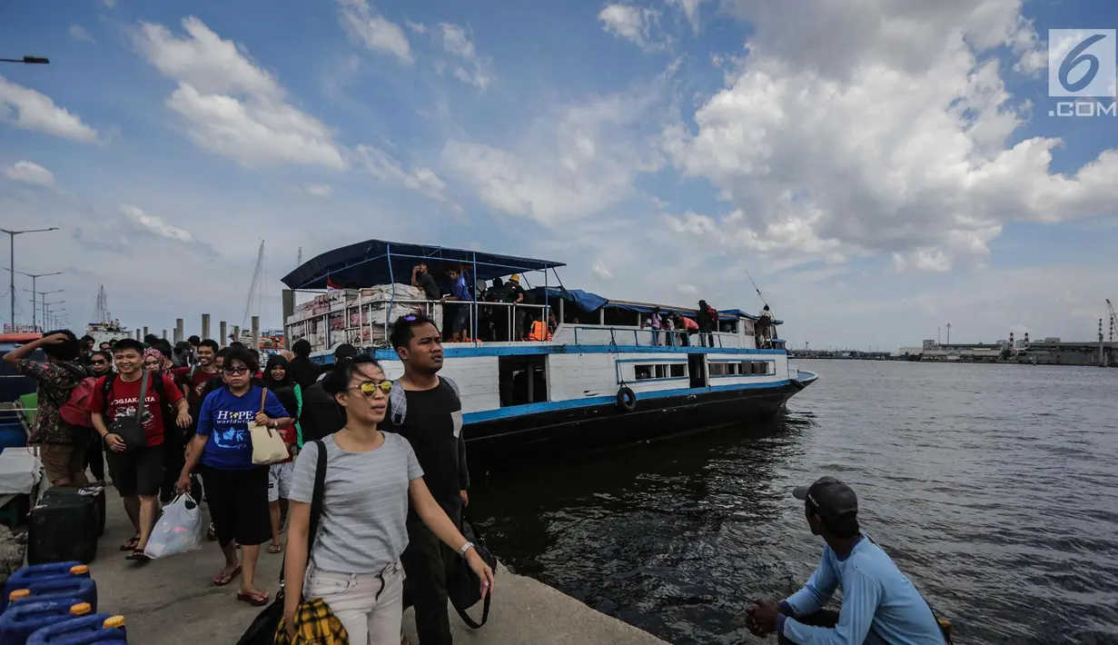 Penumpang turun dari kapal wisata usai berlibur perayaan pergantian Tahun Baru 2018 di Pelabuhan Kali Adem, Jakarta, Senin (1/1). Warga padati Kali Adem usai liburan Tahun Baru dari Kepulauan Seribu. (Liputan6.com/Faizal Fanani)