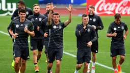 Gelandang Jerman, Thomas Mueller, bersama rekan-rekannya melakukan pemanasan saat latihan jelang Piala Eropa 2016 di Evian, Prancis, Kamis (9/6/2016). (AFP/Patrik Stollarz)
