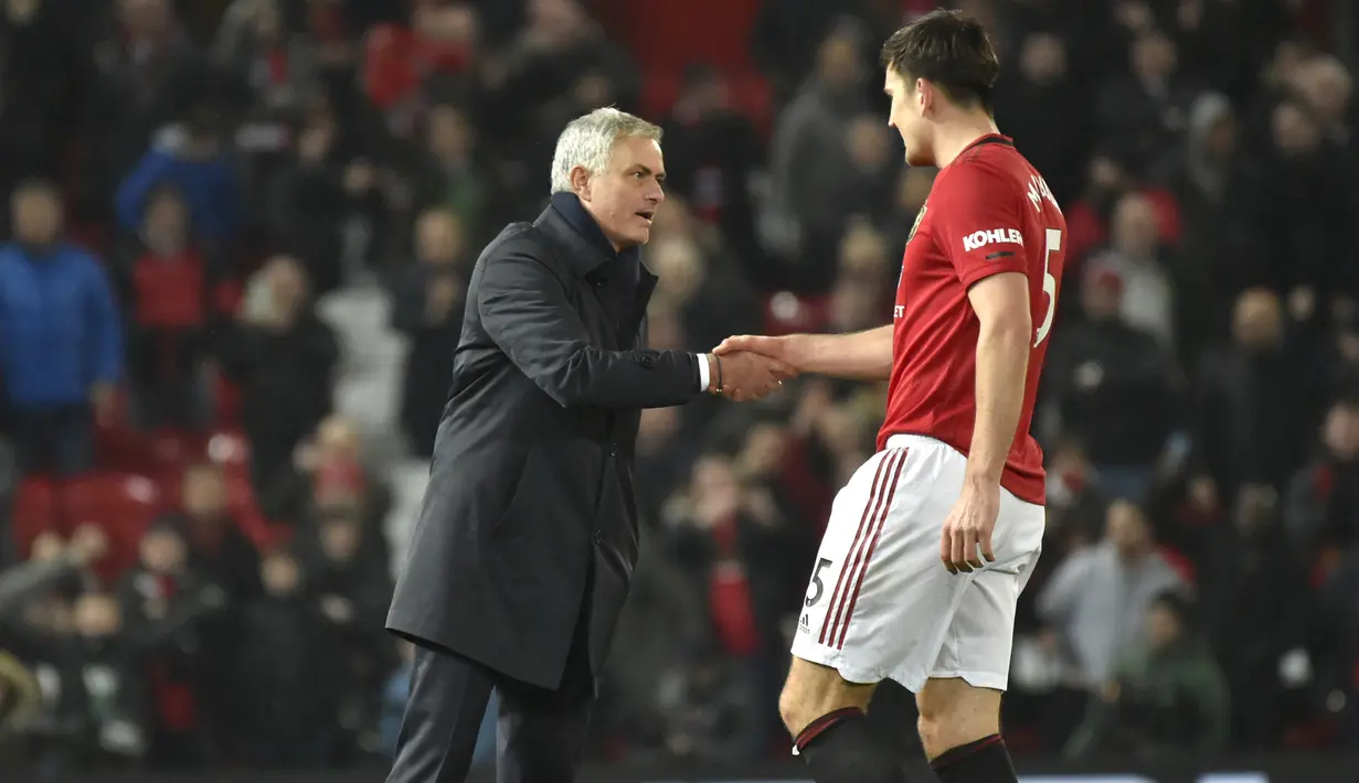 Pelatih Tottenham Hostpur, Jose Mourinho bersalaman dengan bek Manchester United, Harry Maguire usai pertandingan lanjutan Liga Inggris di Old Trafford, Rabu (4/12/2019). Tottenham kalah tipis atas MU 2-1. (AP Photo/Rui Vieira)