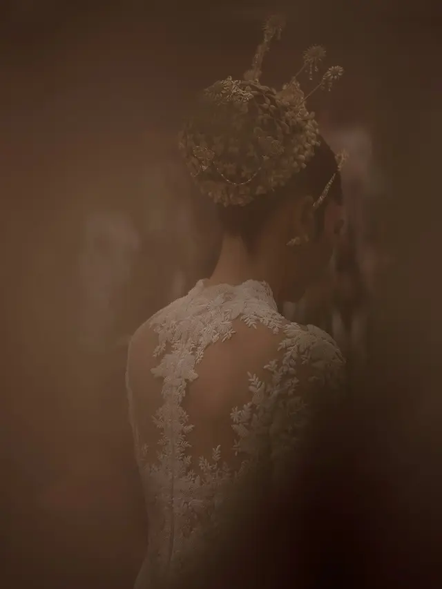 6 Potret Gaya Rambut Luna Maya dengan Cepol Modern hingga Sanggul Pengantin