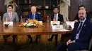 Presiden AS Joe Biden (kedua kiri), Perdana Menteri Inggris Rishi Sunak (kedua kanan), Perdana Menteri Kanada Justin Trudeau (kiri) dan Presiden Dewan Eropa Charles Michel (kanan) berkumpul untuk mengadakan pertemuan "darurat" membahas rudal yang menyerang wilayah Polandia dekat perbatasan dengan Ukraina, di sela-sela KTT G20 di Nusa Dua, Bali, Rabu (16/11/2022). (SAUL LOEB / AFP)