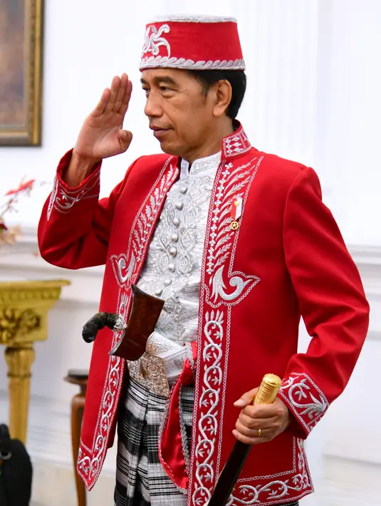 Presiden Joko Widodo mengenakan baju adat Dolomani dari Buton pada Upacara Peringatan Detik-Detik Proklamasi Kemerdekaan ke-77 Republik Indonesia di Istana Merdeka, Jakarta, Rabu (17/8/2022). HUT ke-77 RI tersebut mengangkat tema Pulih Lebih Cepat, Bangkit Lebih Kuat. (Foto: Muchlis Jr - Biro Pers Sekretariat Presiden)