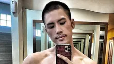 Masih ingat dengan Ricky Cuaca? Ya, salah satu aktor yang dulu dikenal dengan sosoknya yang berisi, kini berubah menjadi laki-laki yang macho. (Instagram/rickycuaca)