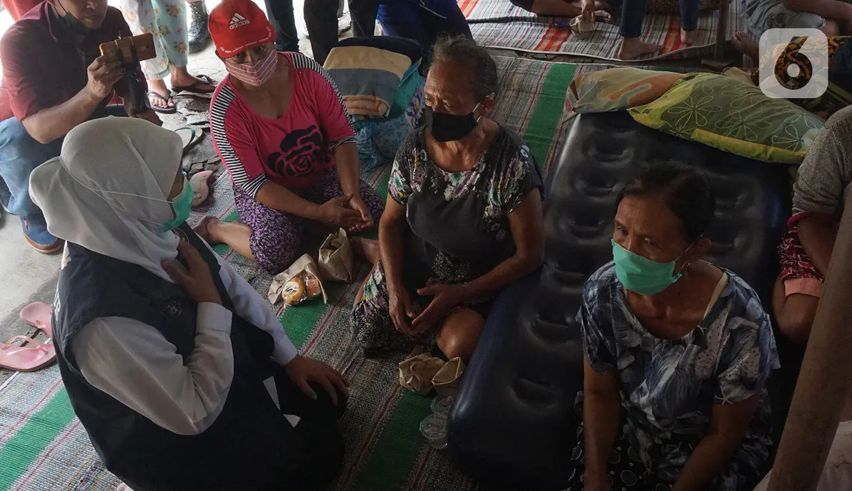 Gubernur Jawa Timur, Khofifah Indar Parawansa menemui sejumlah warga terdampak gempa di posko pengungsian Dusun Krajan, Majangtengah, Dampit, Kabupaten Malang, Minggu (11/4/2021). Untuk diketahui, terdapat 243 KK di Dusun Krajan yang rumahnya terdampak gempa. (merdeka.com/Nanda F. Ibrahim)
