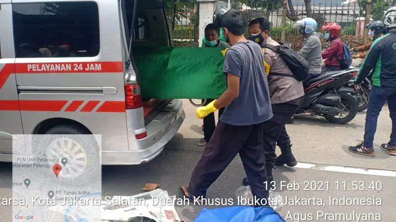 Penyeberang jalan, meninggal dunia setelah tertabrak sepeda motor di Jalan Lenteng Agung Raya, Jakarta Selatan