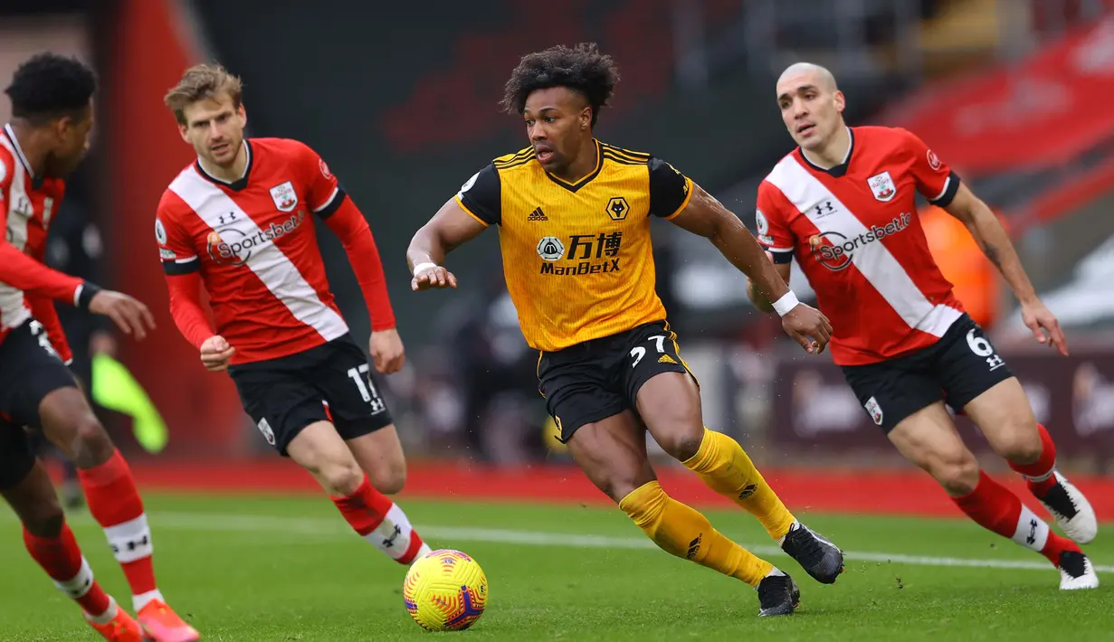 Adama Traore (dua kanan) berada di urutan pertama daftar raja dribel Eropa musim 2020/2021. Sejauh ini, winger Wolverhampton itu telah melakukan 118 dribble sukses. Jebolan La Masia itu rata-rata melakukan 5.4 dribel sukses per laga. (Foto: AFP/Pool/Richard Heathcote)