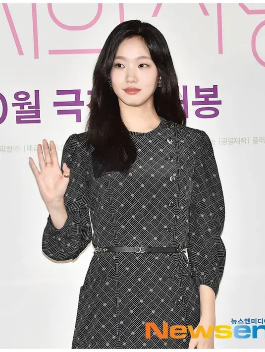 Selama ini, Kim Go Eun belum pernah memotong habis rambutnya. Terakhir kali, ia terlihat dengan rambut sebahu. [@dayryllejuly/@marieclairetw/@ggonekim].