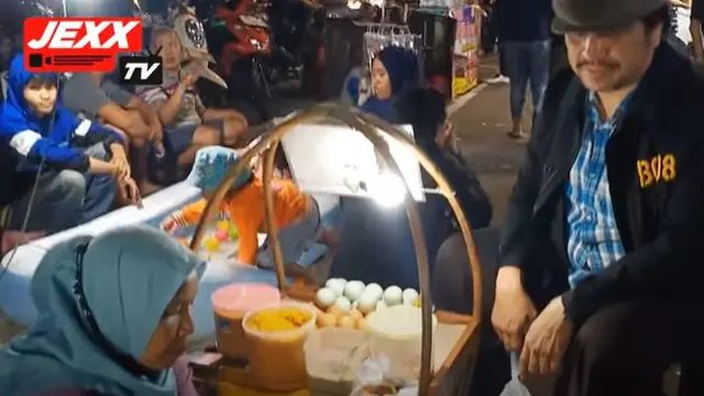 Zecky Alatas memesan kerak telor di pasar malam (YouTube Jexx TV)