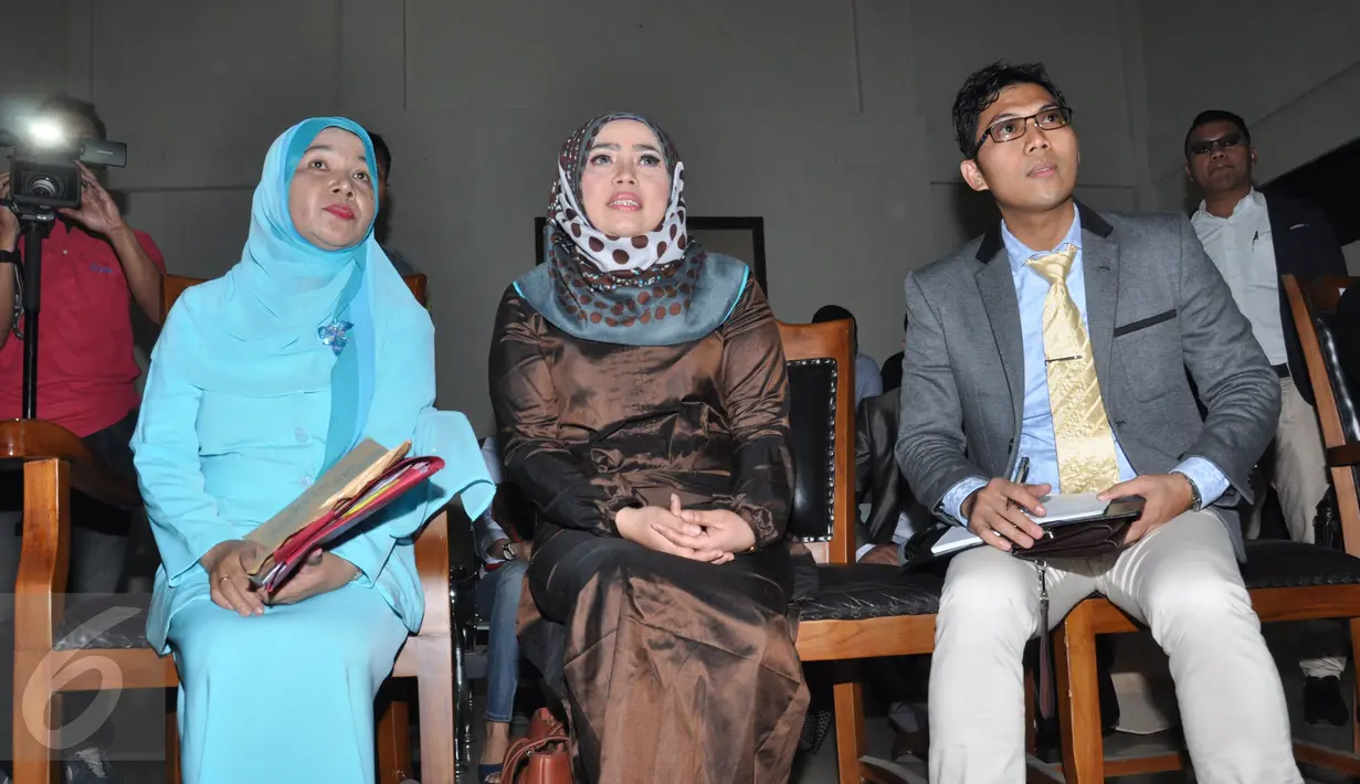 Muzdalifah menjalani sidang cerai dengan pedangdut Nassar di Pengadilan Agama Kota Tangerang, Tangerang, Selasa (6/10). Dalam sidang yang tidak dihadiri Nassar itu, majelis hakim meresmikan keduanya berpisah secara verstek. (Liputan6.com/Faisal R Syam)