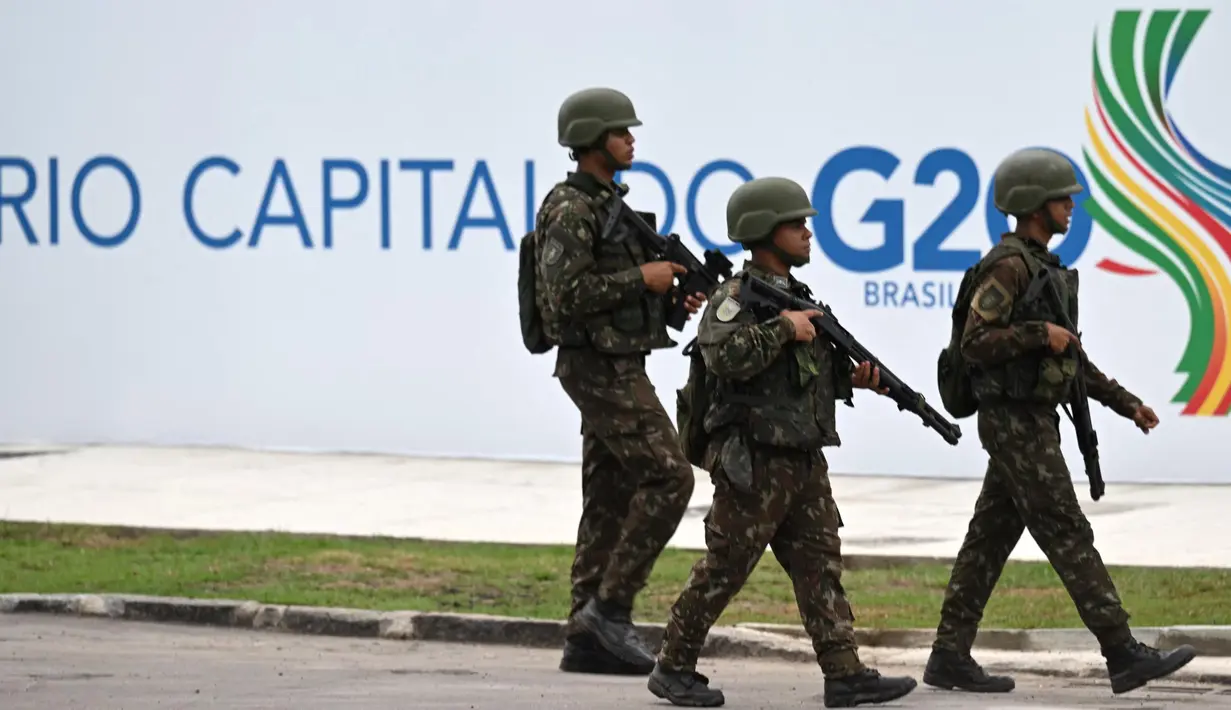 Personel gabungan—dari Kepolisian Lokal Rio de Janeiro, Kepolisian Federal Brasil hingga Militer—dikerahkan berjaga di sekitar lokasi acara puncak KTT G20. (Mauro PIMENTEL/AFP)