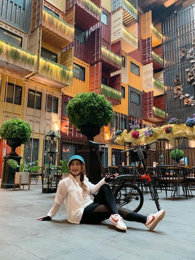 7 Potret Irene Librawati Pemeran Elis di Naluri Hati saat Bersepeda, Tetap Stylish