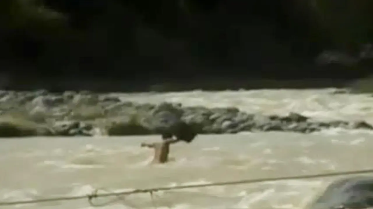 VIDEO: Jembatan Putus, Siswa Seberangi Sungai Berarus Deras