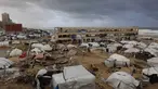 Sebuah foto menunjukkan tenda-tenda penampungan keluarga-keluarga Palestina yang mengungsi, didirikan di sepanjang pantai Kota Gaza saat angin musim dingin yang kencang menerpa wilayah tersebut pada Selasa 13 Januari 2026. Musim dingin menjadi ancaman nyata bagi para pengungsi Palestina di Jalur Gaza. (Omar AL-QATTAA/AFP)