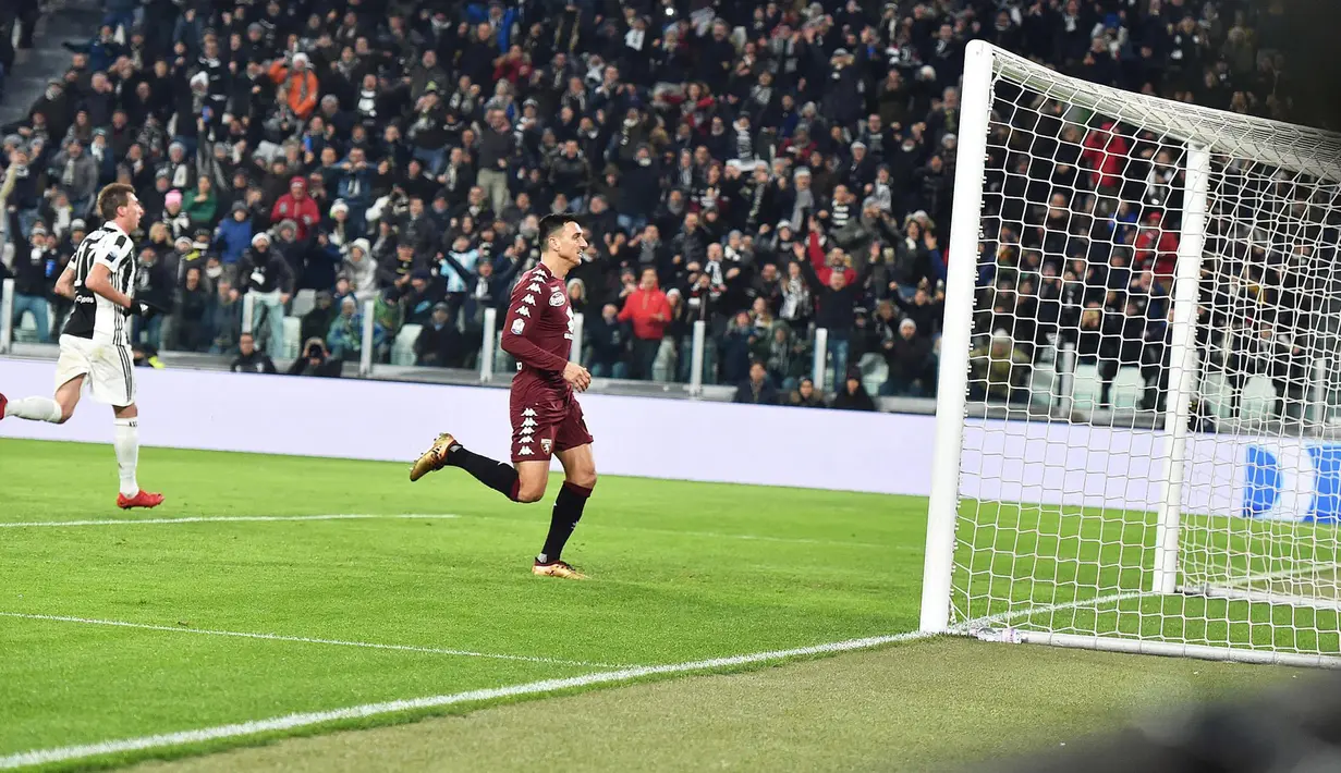 Pemain Juventus, Mario Mandzukic berhasil mencetak gol ke gawang Torino dalam lanjutan Coppa Italia di Stadion Allianz, Rabu (3/1). Mandzukic menyumbang satu dari dua gol untuk Juventus melenggang ke babak semifinal. (Andrea Di Marco/ANSA via AP)