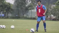 Kapten Semen Padang, Yu Hyun Koo, berlatih jelang laga final Piala Jenderal Sudirman melawan Mitra Kukar di Lapangan Sutasoma, Jakarta, Jumat (22/1/2016). (Bola.com/Vitalis Yogi Trisna)