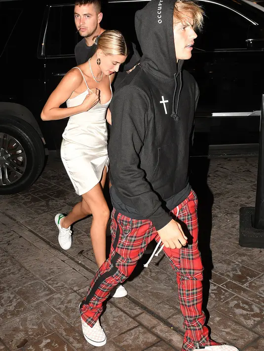 Meski tak ada kemesraan yang tertangkap kamera, namun kemesraan Justin dan Hailey terlihat jelas saat keduanya berada di kelab malam. (BACKGRID/People)