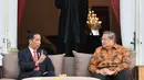 Presiden Joko Widodo saat berbincang dengan Presiden RI ke-6 Susilo Bambang Yudhoyono di Istana Merdeka, Jakarta,  Jumat (27/10). Keduanya melakukan pertemuan di teras belakang Istana Merdeka. (Laily Rachev / Biro Pers Setpres)