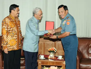 Citizen6, Jakarta: Pada kunjungan tersebut Prof. Dr. H. Arief Rachman didampingi oleh Pimpinan dan Wakil Pimpinan Live School berserta guru. (Pengirim: Badarudin Bakri).