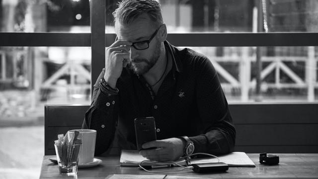 Ilustrasi pria merenung, pilihan, keputusan, inspirasi