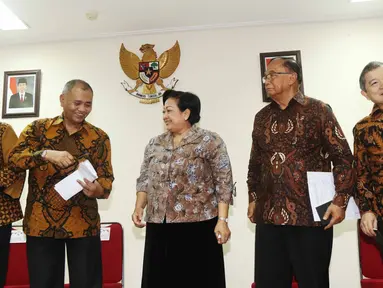 Ketua Wantimpres Sri Adiningsih (tengah), Sidarto Danusubroto (kanan) saat melakukan pertemuan dengan ketua KPK Agus Rahardjo (kedua kiri) dan Wakil Ketua Basaria Pandjaitan (kiri), di Gedung Wantimpres, Jakarta, Senin (3/4). (Liputan6.com/Angga Yuniar)