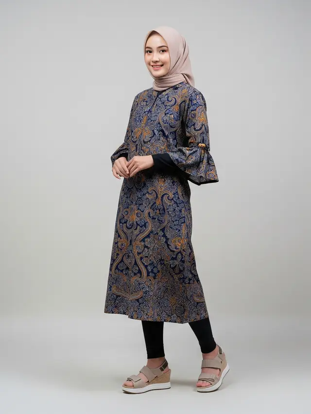 Tren Batik Kombinasi Lengan Ruffle 2025/Ilustrasi AI