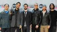 Personel Linkin Park berpose dengan piala penghargaan untuk artis rock alternatif terfavorit di ajang America Music Award pada November 2012. Selama karir Chester Bennington bersama Linkin Park, banyak penghargaan yang mereka diraih. (AP/Jordan Strauss)