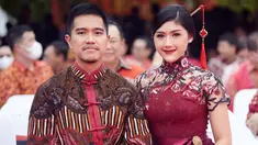 Kaesang Pangarep dan Erina Gudono kompak memakai busana merah batik dan kebaya dengan aksen budaya Cina. Penampilan keduanya ini pun mencuri perhatian banyak netizen. (Liputan6.com/IG/@erinagudono)