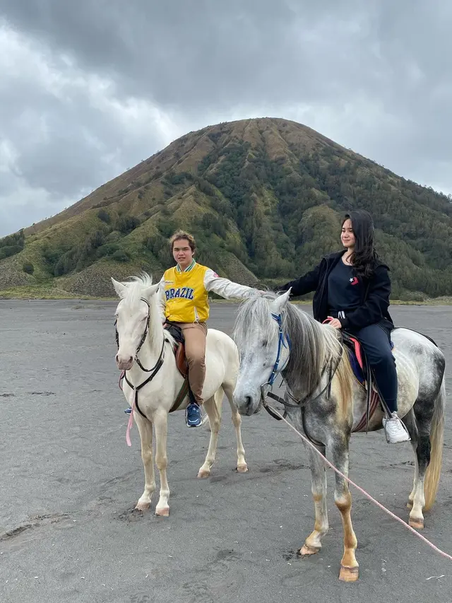 6 Momen Liburan Dul Jaelani dan Tissa Biani di Bromo, Romantis