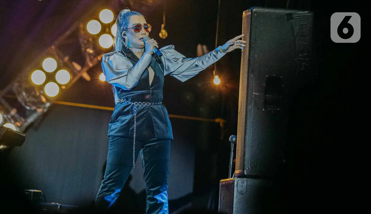 Penampilan Reza Artamevia pada hari ketiga BNI Java Jazz Festival 2022 di Jakarta International Expo, Kemayoran, Jakarta Pusat, Minggu (29/5/2022). Reza Artamevia membawakan sejumlah tembang hits miliknya seperti, Berharap Tak Berpisah, Keabadian dan Pertama. (Liputan6.com/Faizal Fanani)