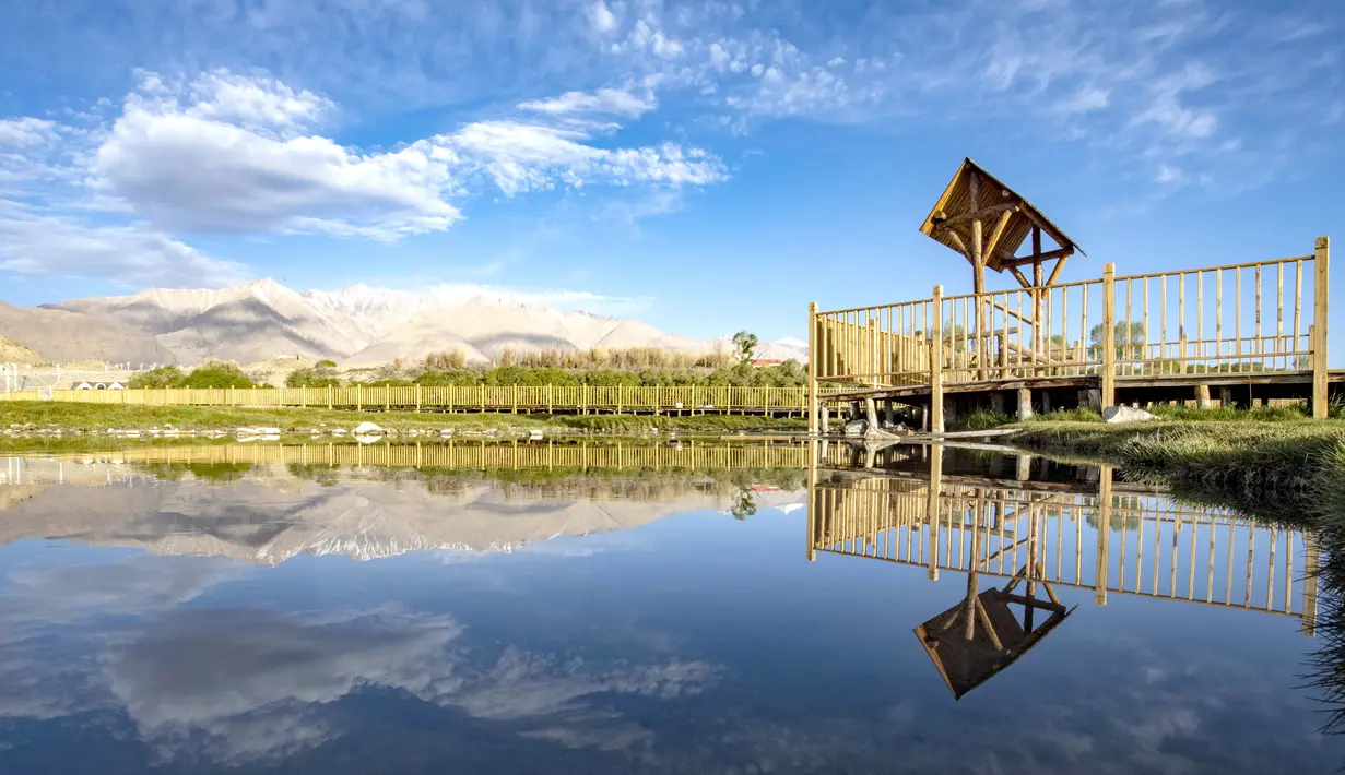 Pemandangan kawasan lahan basah di Wilayah Otonom Etnis Tajik Taxkorgan, Daerah Otonom Uighur Xinjiang, China barat laut, 10 Juni 2020. (Xinhua/Hu Huhu)