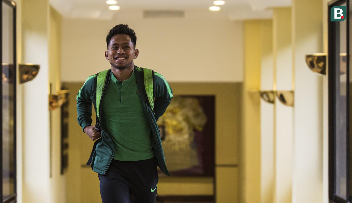 Pemain Timnas Indonesia, Andik Vermansah, tersenyum saat bersiap menuju SUGBK dari Hotel Sultan, Jakarta, Selasa (13/11). Timnas Indonesia akan melawan Timor Leste pada laga Piala AFF 2018. (Bola.com/Vitalis Yogi Trisna)