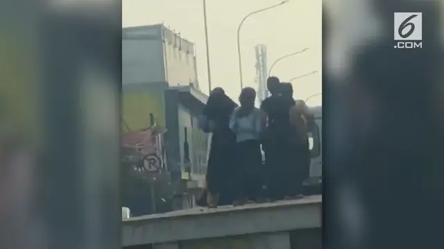Aksi sejumlah gadis berseragam asyik berjoget di atas truk terbuka viral di media sosial.