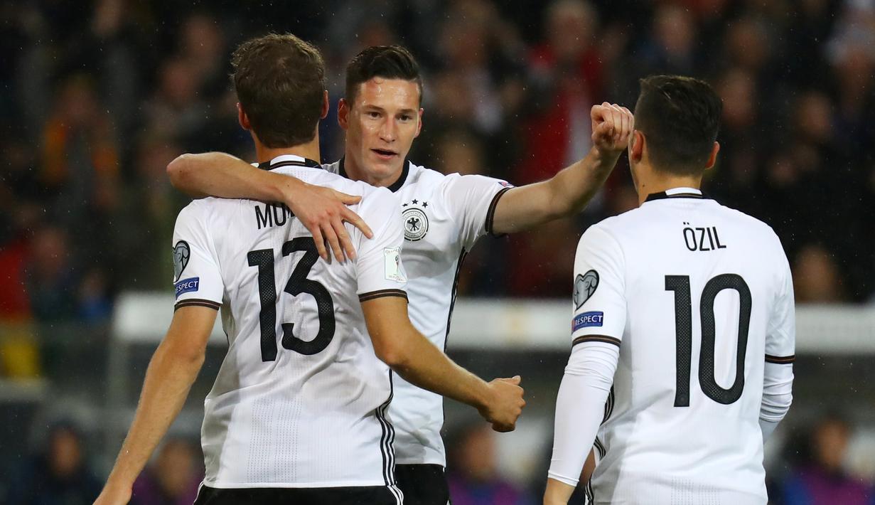 Ekspresi pemain Jerman, Julian Draxler, setelah mencetak gol pertama ke gawang Irlandia Utara pada laga Grup C Kualifikasi Piala Dunia 2018 zona Eropa, di HDI-Arena, Hanover, Rabu (12/10/2016) dini hari WIB. (Reuters/Kai Pfaffenbach)