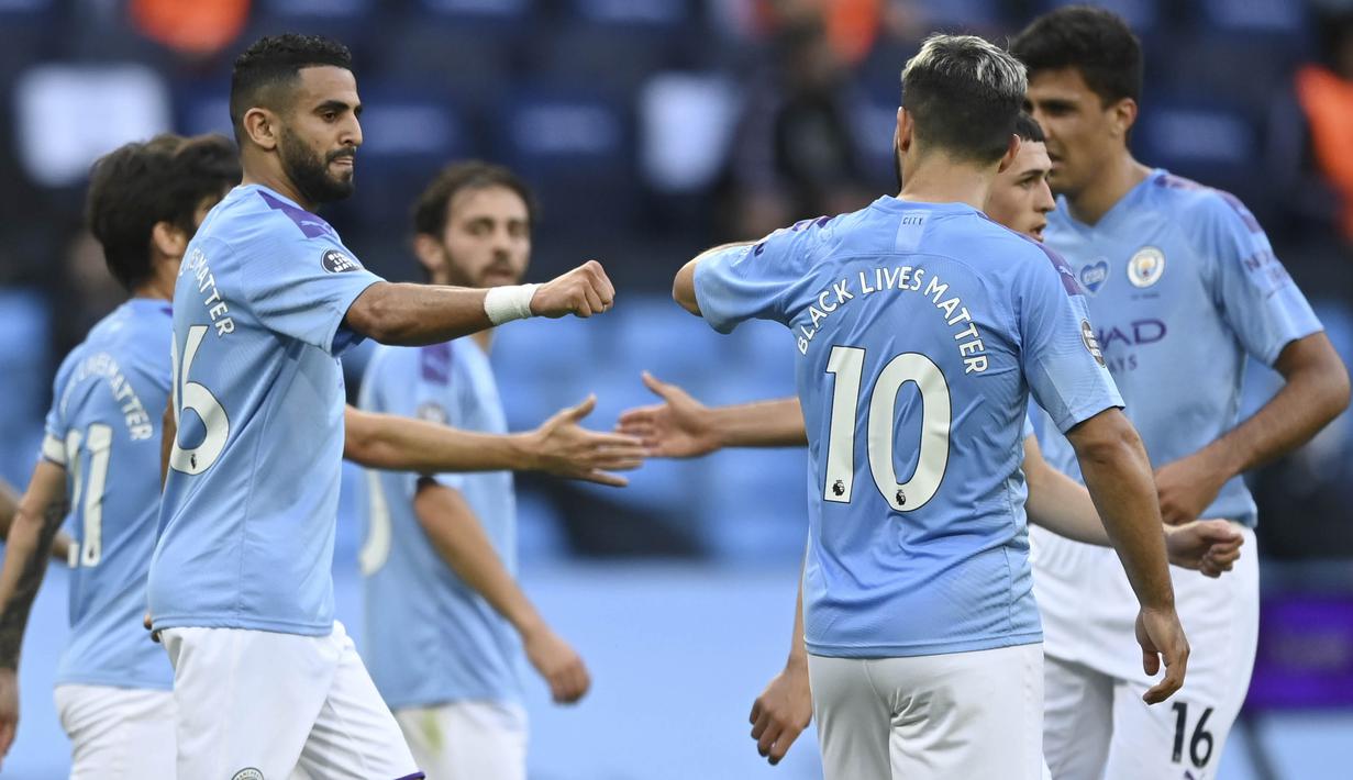 Pemain Manchester City, Riyad Mahrez, melakukan selebrasi usai membobol gawang Burnley pada laga Premier League di Stadion Etihad, Senin (22/6/2020). Manchester City menang 5-0 atas Burnley. (AP/Shaun Botterill)
