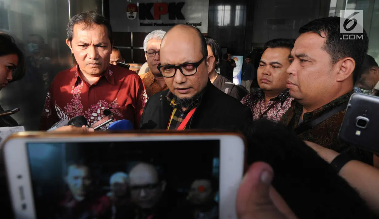 Penyidik KPK Novel Baswedan memberi keterangan usai mendatangi KPK, Jakarta, Rabu (11/4). Novel Baswedan selesai menjalani perawatan di rumah sakit Singapura yang kedua hingga kini kasus penyiraman air keras genap satu tahun. (Merdeka.com/Dwi Narwoko)