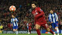 Penyerang Liverpool Mohamed Salah mengejar bola pada leg 1, babak perempat final Liga Champions yang berlangsung di Stadion Anfield, Liverpool, Rabu (10/4). Liverpool menang 2-0 atas Porto (AFP/Paul Ellis)