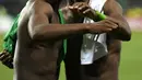 Gelandang Manchester United Paul Pogba (kiri) dan bek Saint-Etienne Florentin Pogba bertemu pada Liga Europa, di Stade Geoffroy-Guichard, Rabu (22/2). Pogba bersaudara saling bertukar jersey usai MU menang 1-0 atas Saint-Etienne. (PHILIPPE DESMAZES/AFP)