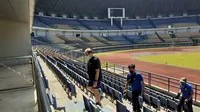 Pelatih Persib Bandung, Robert Alberts memantau Stadion GBLA menjelang latihan perdana tim. (Bola.com/Erwin Snaz)