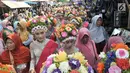 Arak-arakan puluhan gadis saat mengikuti upacara adat Ngarot di Desa Lelea, Indramayu, Jawa Barat, Rabu (19/12). Ngarot dimulai dengan arak-arakan para gadis yang dimeriahkan oleh lantunan musik tradisional menuju Balai Desa. (Merdeka.com/Iqbal Nugroho)