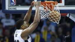 Pebasket San Antonio Spurs, Rudy Gay, memasukan bola saat pertandingan melawan Oklahoma City Thunder pada laga NBA di Chesapeake Energy Arena, Minggu (11/3/2018). Thunder menang 104-94 atas Spurs. (AP/Sue Ogrocki)