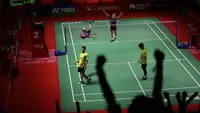 Marcus Fernaldi Gideon/Kevin Sanjaya Sukamuljo akhirnya menutup game ketiga dengan 21-18 dan memastikan lolos ke semifinal. (Bola.com/Ikhwan Yanuar)